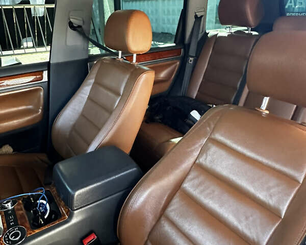 Черный Фольксваген Туарег, объемом двигателя 5 л и пробегом 270 тыс. км за 8750 $, фото 8 на Automoto.ua