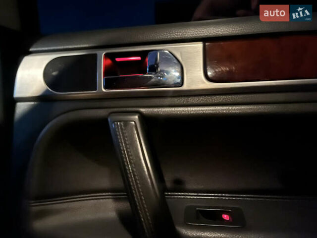Чорний Фольксваген Туарег, об'ємом двигуна 3 л та пробігом 230 тис. км за 14000 $, фото 41 на Automoto.ua