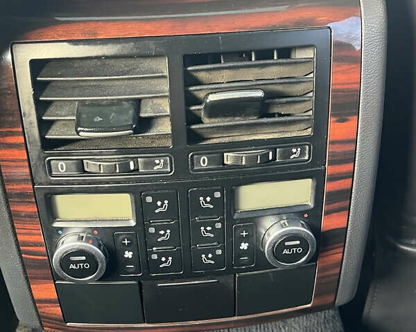 Черный Фольксваген Туарег, объемом двигателя 4.92 л и пробегом 350 тыс. км за 6500 $, фото 7 на Automoto.ua