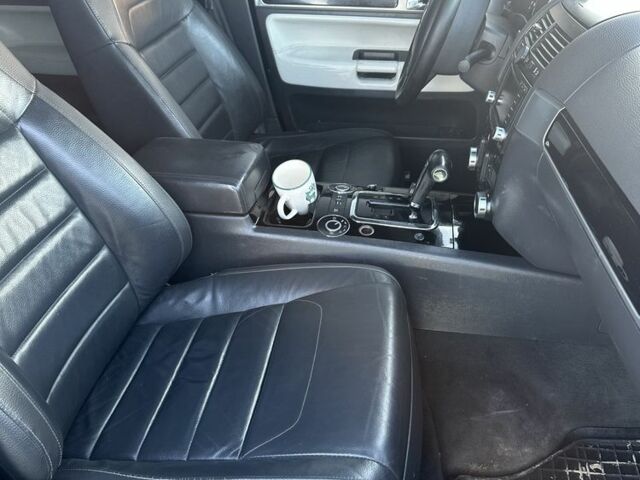 Черный Фольксваген Туарег, объемом двигателя 3 л и пробегом 446 тыс. км за 5650 $, фото 4 на Automoto.ua