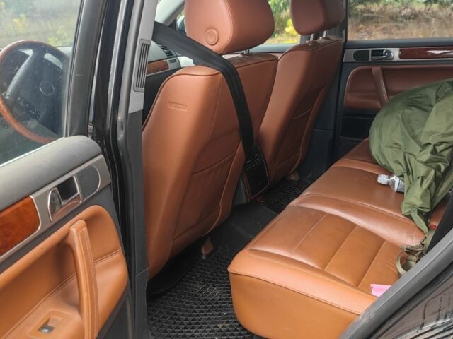 Черный Фольксваген Туарег, объемом двигателя 5 л и пробегом 207 тыс. км за 5500 $, фото 5 на Automoto.ua