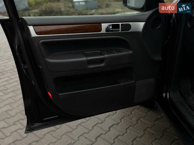 Черный Фольксваген Туарег, объемом двигателя 2.97 л и пробегом 421 тыс. км за 8000 $, фото 4 на Automoto.ua