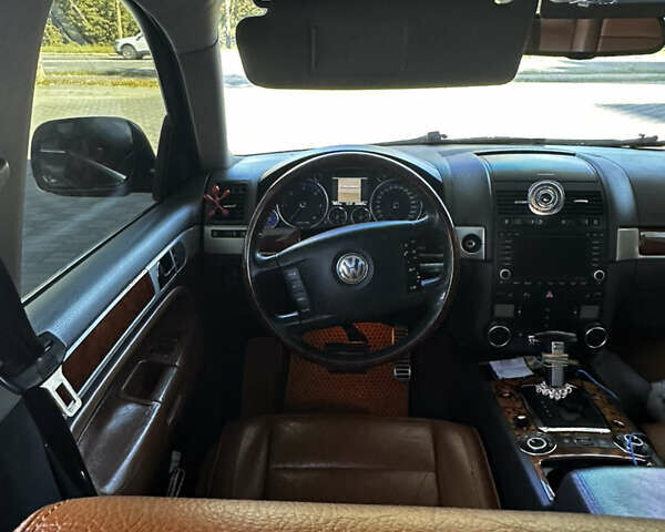 Черный Фольксваген Туарег, объемом двигателя 5 л и пробегом 270 тыс. км за 8750 $, фото 7 на Automoto.ua