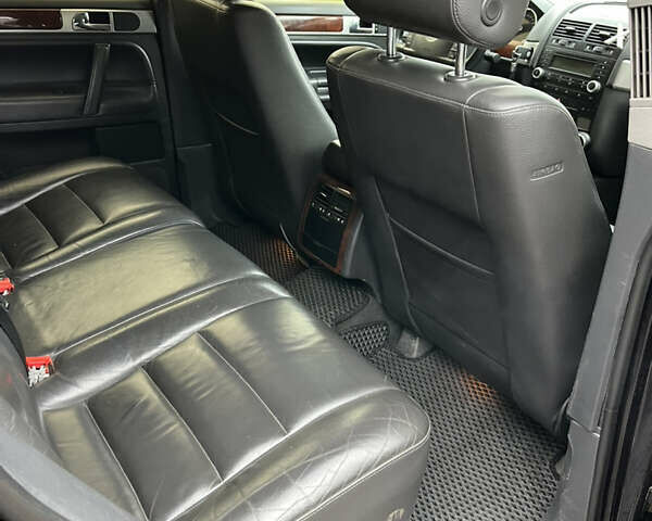 Черный Фольксваген Туарег, объемом двигателя 2.97 л и пробегом 301 тыс. км за 8950 $, фото 11 на Automoto.ua