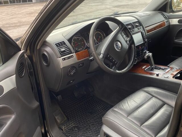 Чорний Фольксваген Туарег, об'ємом двигуна 3 л та пробігом 300 тис. км за 8500 $, фото 7 на Automoto.ua