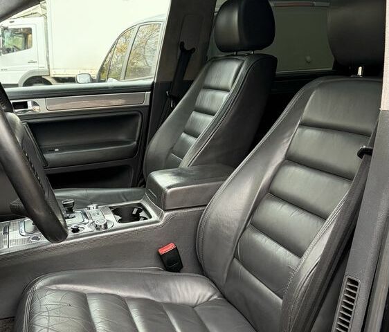 Чорний Фольксваген Туарег, об'ємом двигуна 5 л та пробігом 300 тис. км за 4700 $, фото 9 на Automoto.ua