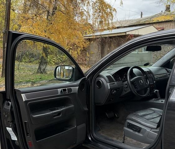 Чорний Фольксваген Туарег, об'ємом двигуна 5 л та пробігом 300 тис. км за 4700 $, фото 7 на Automoto.ua