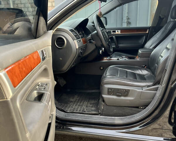 Чорний Фольксваген Туарег, об'ємом двигуна 3 л та пробігом 230 тис. км за 14000 $, фото 21 на Automoto.ua