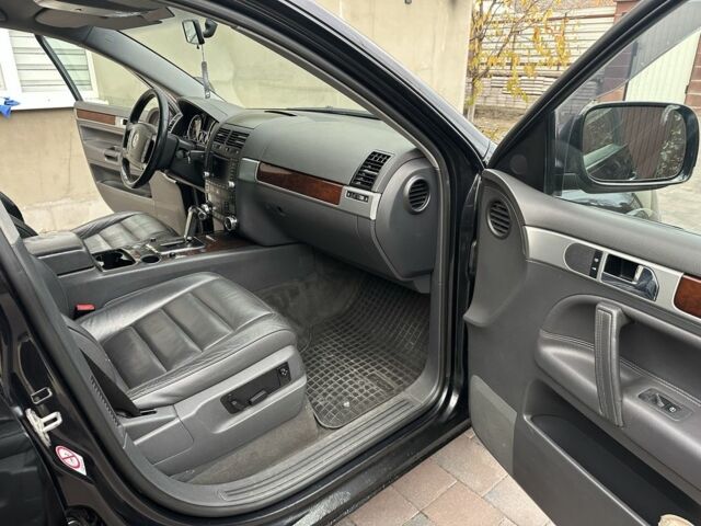 Черный Фольксваген Туарег, объемом двигателя 3 л и пробегом 490 тыс. км за 5700 $, фото 5 на Automoto.ua