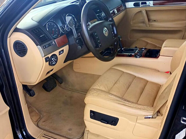 Черный Фольксваген Туарег, объемом двигателя 3.2 л и пробегом 318 тыс. км за 4950 $, фото 5 на Automoto.ua