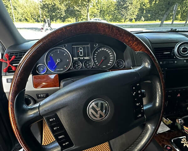 Черный Фольксваген Туарег, объемом двигателя 5 л и пробегом 270 тыс. км за 8750 $, фото 6 на Automoto.ua