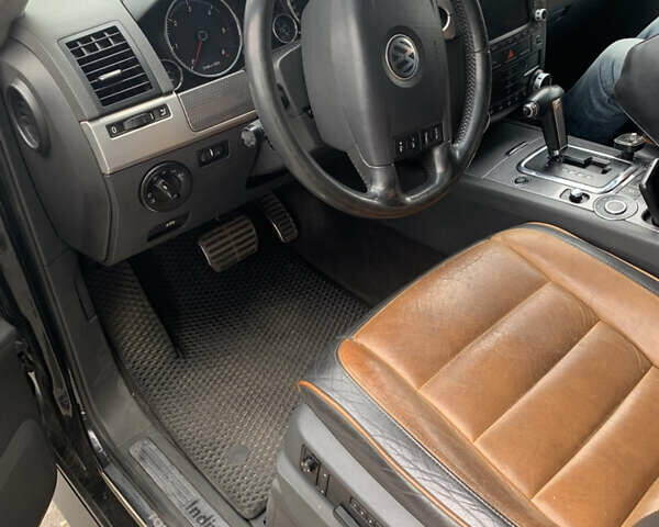 Черный Фольксваген Туарег, объемом двигателя 4.92 л и пробегом 280 тыс. км за 8500 $, фото 5 на Automoto.ua