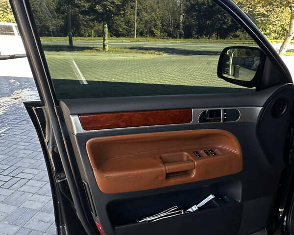 Черный Фольксваген Туарег, объемом двигателя 5 л и пробегом 270 тыс. км за 8750 $, фото 5 на Automoto.ua