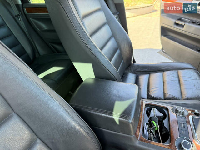 Черный Фольксваген Туарег, объемом двигателя 3 л и пробегом 340 тыс. км за 7500 $, фото 27 на Automoto.ua