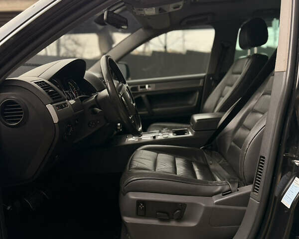 Черный Фольксваген Туарег, объемом двигателя 4.9 л и пробегом 340 тыс. км за 6900 $, фото 49 на Automoto.ua