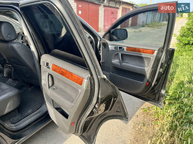 Чорний Фольксваген Туарег, об'ємом двигуна 3 л та пробігом 230 тис. км за 14000 $, фото 29 на Automoto.ua