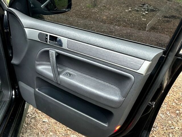 Черный Фольксваген Туарег, объемом двигателя 3 л и пробегом 337 тыс. км за 11000 $, фото 6 на Automoto.ua