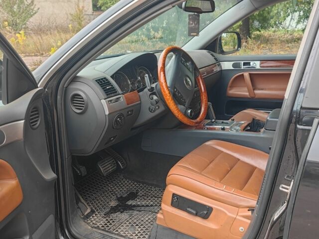 Черный Фольксваген Туарег, объемом двигателя 5 л и пробегом 207 тыс. км за 5500 $, фото 4 на Automoto.ua