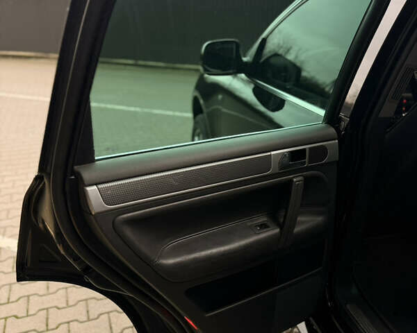 Черный Фольксваген Туарег, объемом двигателя 4.9 л и пробегом 340 тыс. км за 6900 $, фото 60 на Automoto.ua