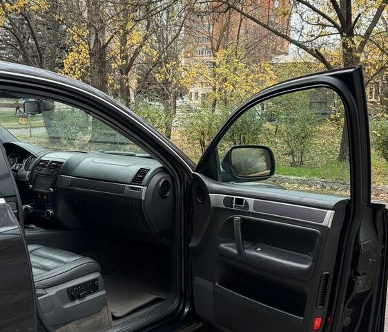 Чорний Фольксваген Туарег, об'ємом двигуна 5 л та пробігом 300 тис. км за 4700 $, фото 15 на Automoto.ua