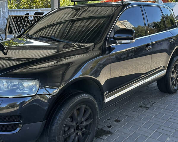 Черный Фольксваген Туарег, объемом двигателя 5 л и пробегом 270 тыс. км за 8750 $, фото 2 на Automoto.ua