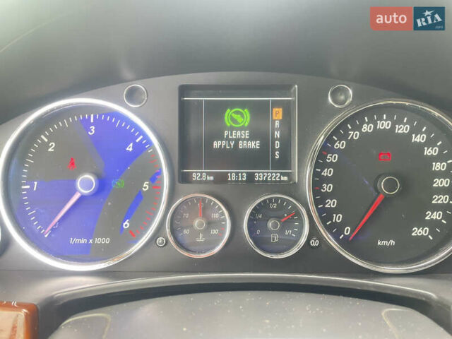 Черный Фольксваген Туарег, объемом двигателя 2.46 л и пробегом 330 тыс. км за 10500 $, фото 2 на Automoto.ua