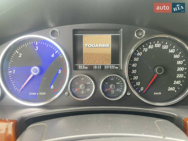 Черный Фольксваген Туарег, объемом двигателя 2.46 л и пробегом 330 тыс. км за 10500 $, фото 1 на Automoto.ua