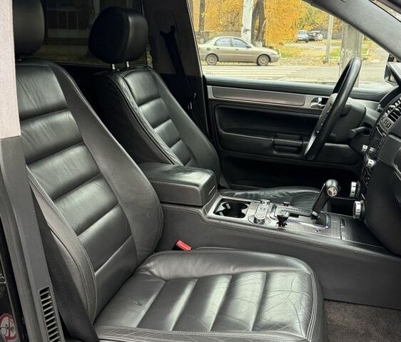 Чорний Фольксваген Туарег, об'ємом двигуна 5 л та пробігом 300 тис. км за 4700 $, фото 16 на Automoto.ua