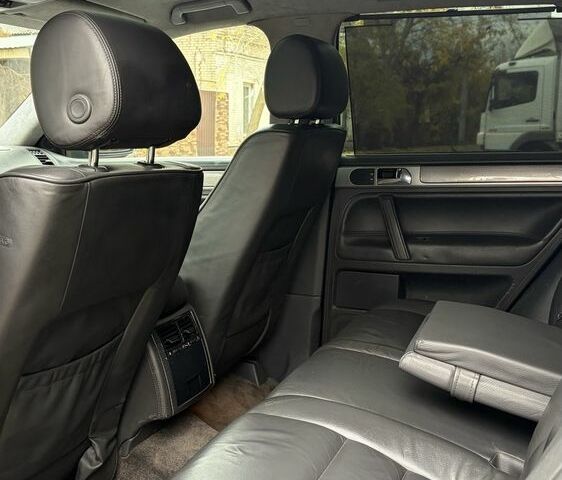 Чорний Фольксваген Туарег, об'ємом двигуна 5 л та пробігом 300 тис. км за 4700 $, фото 18 на Automoto.ua