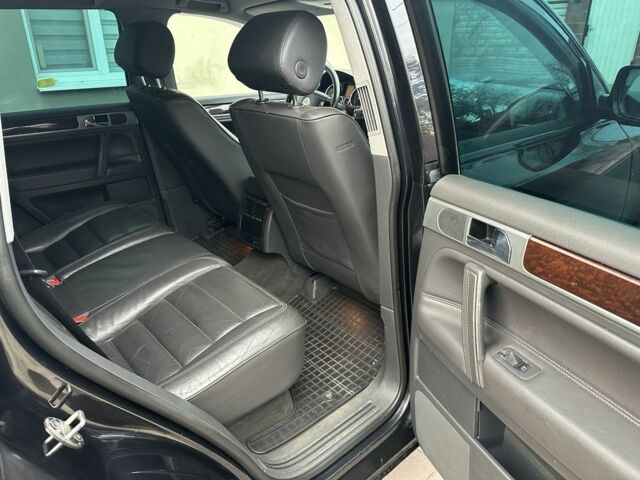 Черный Фольксваген Туарег, объемом двигателя 3 л и пробегом 490 тыс. км за 5700 $, фото 4 на Automoto.ua