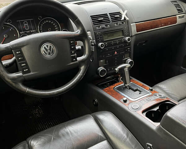 Черный Фольксваген Туарег, объемом двигателя 2.97 л и пробегом 301 тыс. км за 8950 $, фото 8 на Automoto.ua