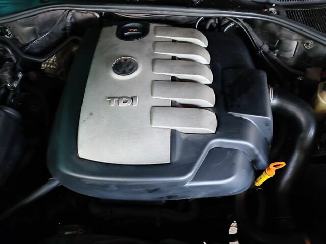 Черный Фольксваген Туарег, объемом двигателя 2.5 л и пробегом 332 тыс. км за 9500 $, фото 6 на Automoto.ua