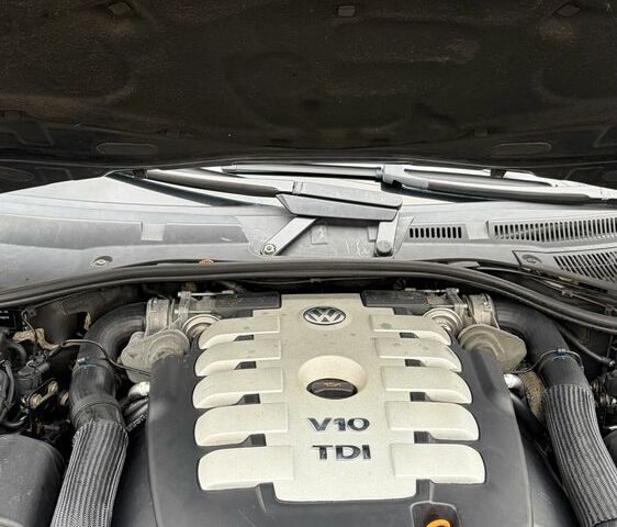 Чорний Фольксваген Туарег, об'ємом двигуна 5 л та пробігом 300 тис. км за 4700 $, фото 19 на Automoto.ua