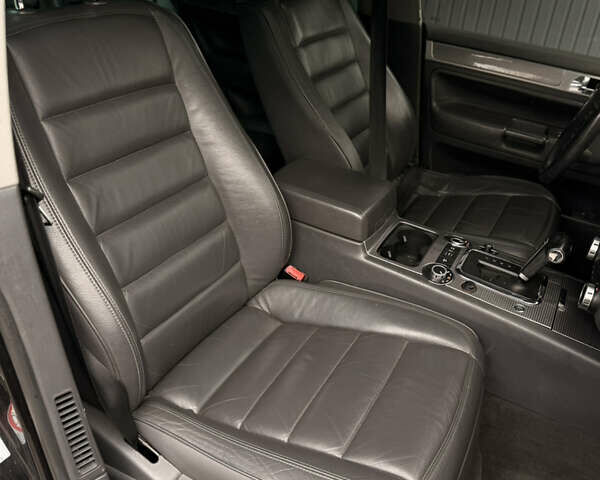 Черный Фольксваген Туарег, объемом двигателя 4.9 л и пробегом 340 тыс. км за 6900 $, фото 71 на Automoto.ua