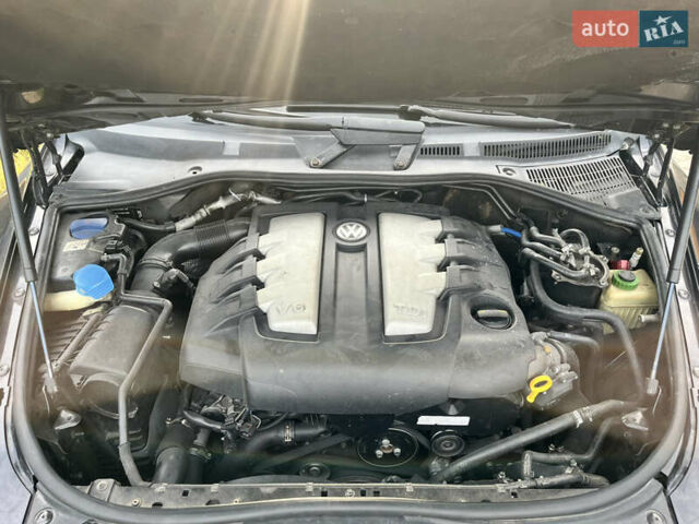 Чорний Фольксваген Туарег, об'ємом двигуна 3 л та пробігом 230 тис. км за 14000 $, фото 34 на Automoto.ua