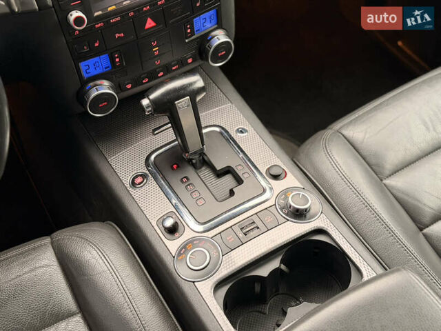 Черный Фольксваген Туарег, объемом двигателя 4.9 л и пробегом 340 тыс. км за 6900 $, фото 58 на Automoto.ua