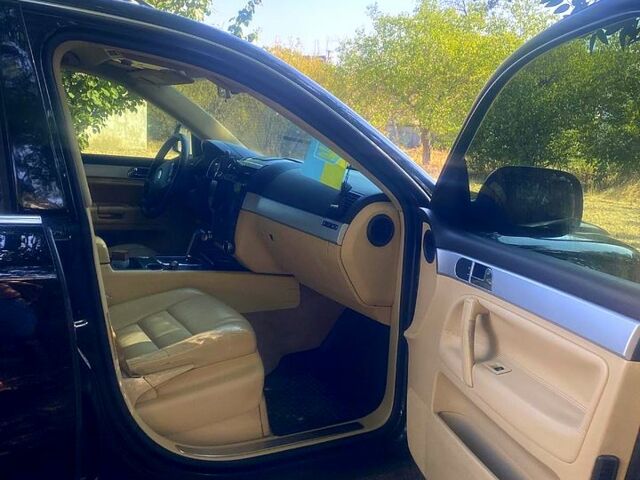 Черный Фольксваген Туарег, объемом двигателя 3 л и пробегом 380 тыс. км за 8200 $, фото 7 на Automoto.ua