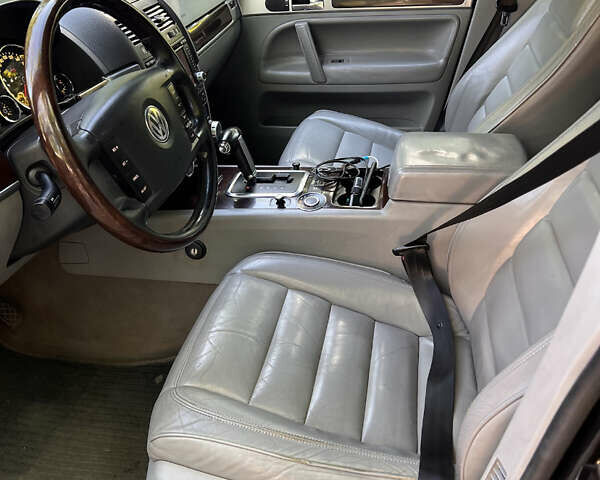 Чорний Фольксваген Туарег, об'ємом двигуна 3 л та пробігом 280 тис. км за 11000 $, фото 3 на Automoto.ua