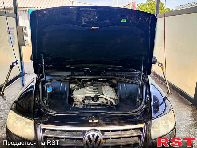 Черный Фольксваген Туарег, объемом двигателя 3.2 л и пробегом 318 тыс. км за 4950 $, фото 9 на Automoto.ua