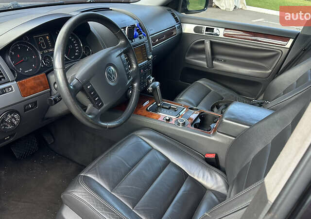 Черный Фольксваген Туарег, объемом двигателя 2.97 л и пробегом 281 тыс. км за 10500 $, фото 5 на Automoto.ua