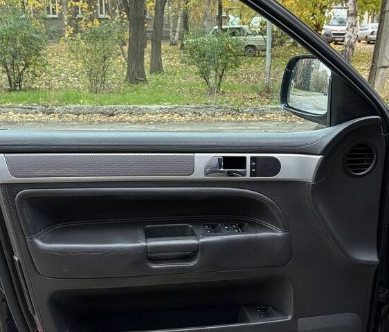 Чорний Фольксваген Туарег, об'ємом двигуна 5 л та пробігом 300 тис. км за 4700 $, фото 8 на Automoto.ua