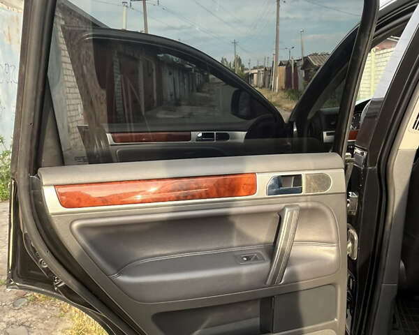 Чорний Фольксваген Туарег, об'ємом двигуна 3 л та пробігом 230 тис. км за 14000 $, фото 25 на Automoto.ua