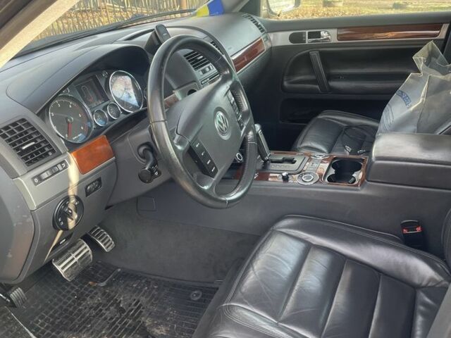 Черный Фольксваген Туарег, объемом двигателя 5 л и пробегом 300 тыс. км за 3000 $, фото 4 на Automoto.ua