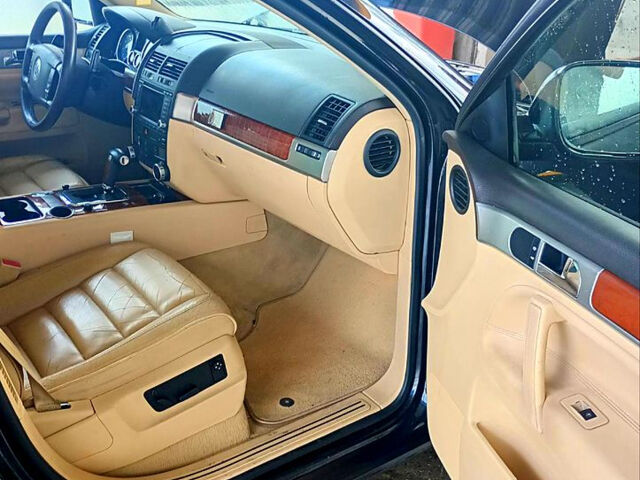 Черный Фольксваген Туарег, объемом двигателя 3.2 л и пробегом 318 тыс. км за 4950 $, фото 8 на Automoto.ua