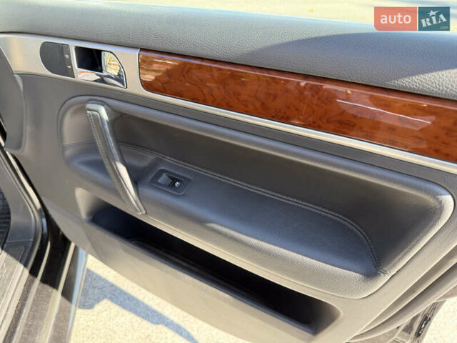 Черный Фольксваген Туарег, объемом двигателя 3 л и пробегом 340 тыс. км за 7500 $, фото 28 на Automoto.ua