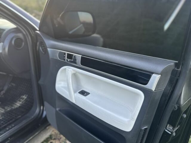 Черный Фольксваген Туарег, объемом двигателя 3 л и пробегом 446 тыс. км за 5650 $, фото 5 на Automoto.ua