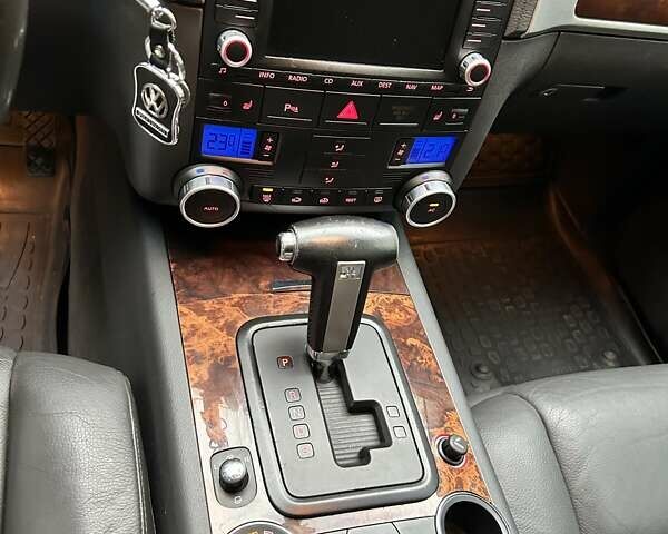 Черный Фольксваген Туарег, объемом двигателя 3 л и пробегом 330 тыс. км за 6800 $, фото 10 на Automoto.ua