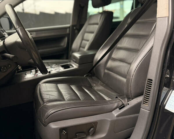 Черный Фольксваген Туарег, объемом двигателя 4.9 л и пробегом 340 тыс. км за 6900 $, фото 48 на Automoto.ua