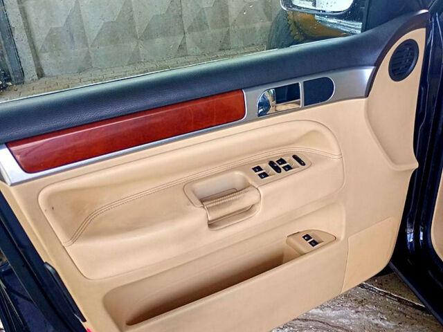 Черный Фольксваген Туарег, объемом двигателя 3.2 л и пробегом 318 тыс. км за 4950 $, фото 7 на Automoto.ua