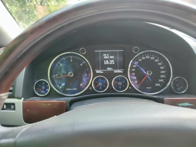 Черный Фольксваген Туарег, объемом двигателя 2.5 л и пробегом 332 тыс. км за 9500 $, фото 5 на Automoto.ua